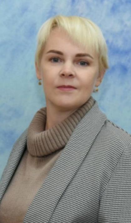 Саратовскую учительницу уволили за «пропаганду нацистской символики» в спектакле «Сын полка»
