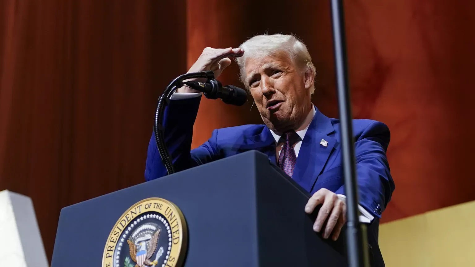 "Фейк": Трамп заявил, что его имя могли "подбросить" в "файлы Эпштейна"
