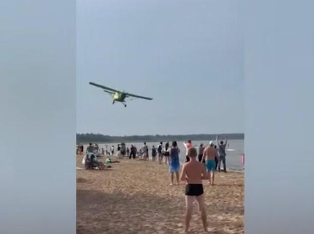 Самолет едва не влетел в толпу на пляже в Ленобласти
