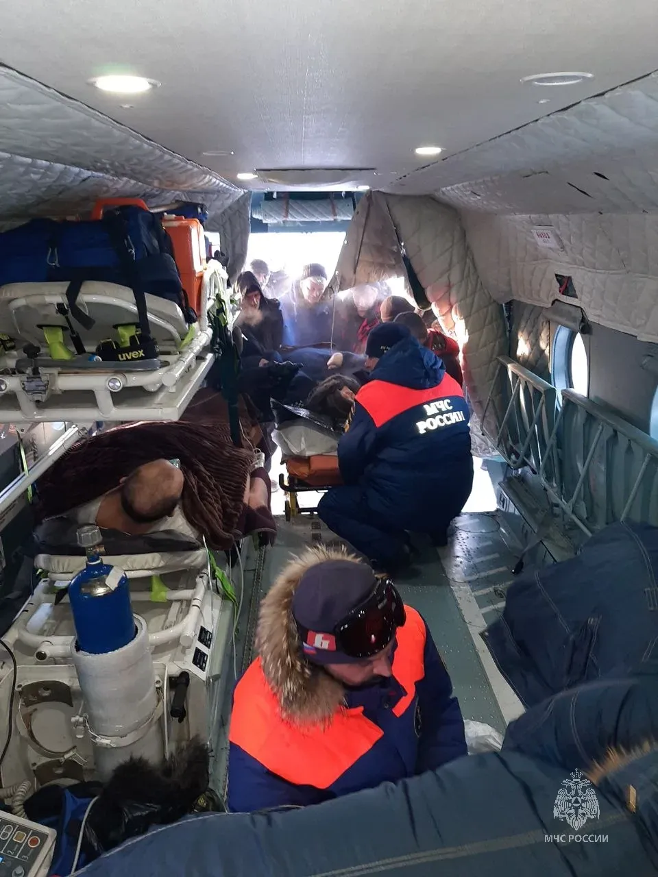 Колымские спасатели добирались на снегоходах к пострадавшему в тайге