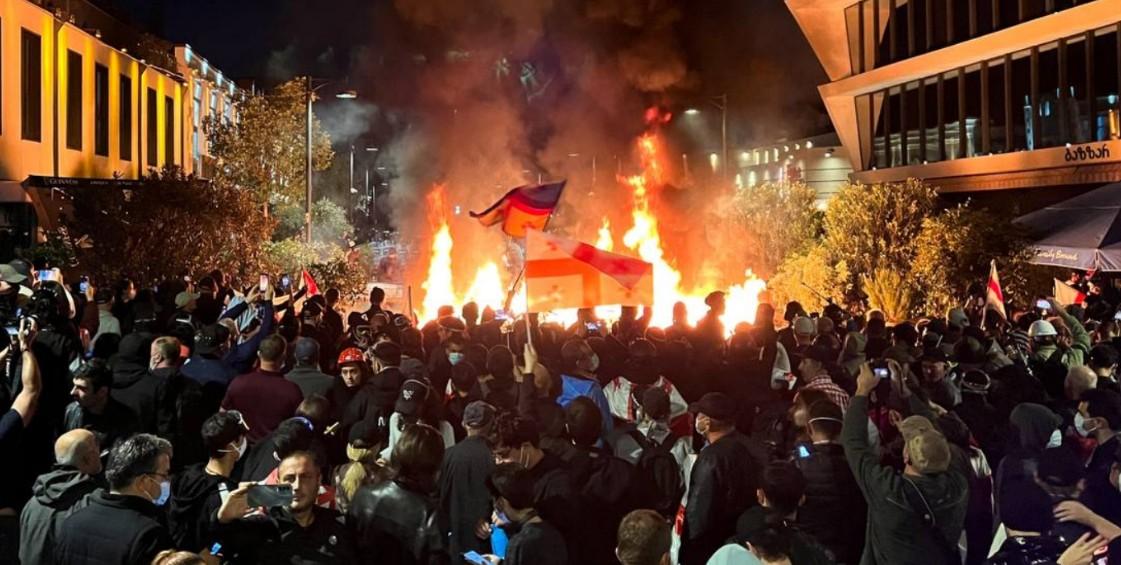Штурм президентского дворца в Тбилиси: выборы обернулись уличными боями
