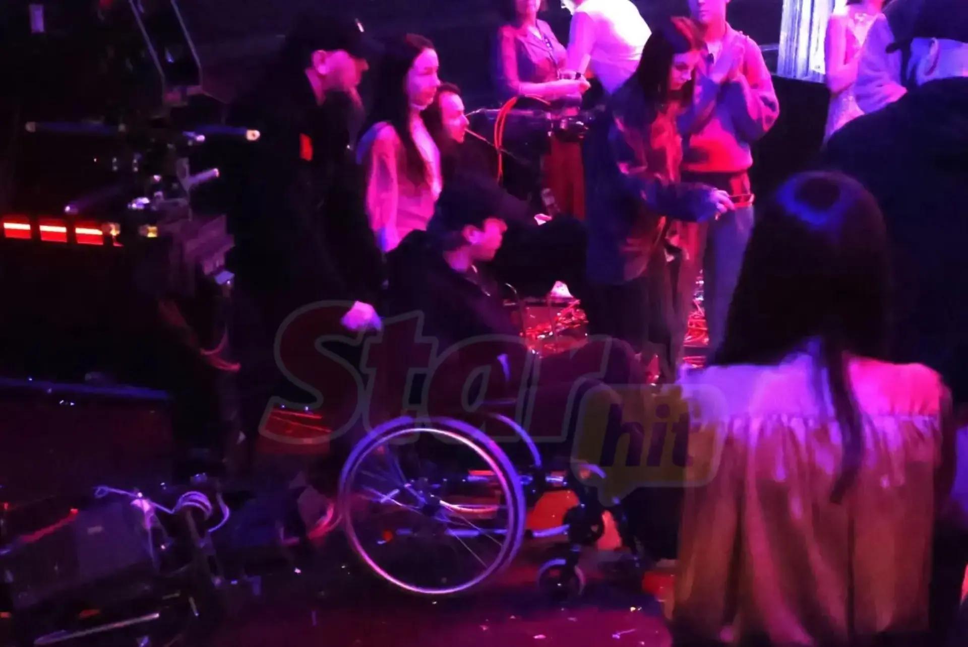 Егор Крид, получивший серьёзную травму ноги во время поездки в Дубай, не стал отменять участие в съёмках «Новогодней ночи» на Первом канале. В студию артист приехал в инвалидном кресле, а позже передвигался на костылях при помощи команды.