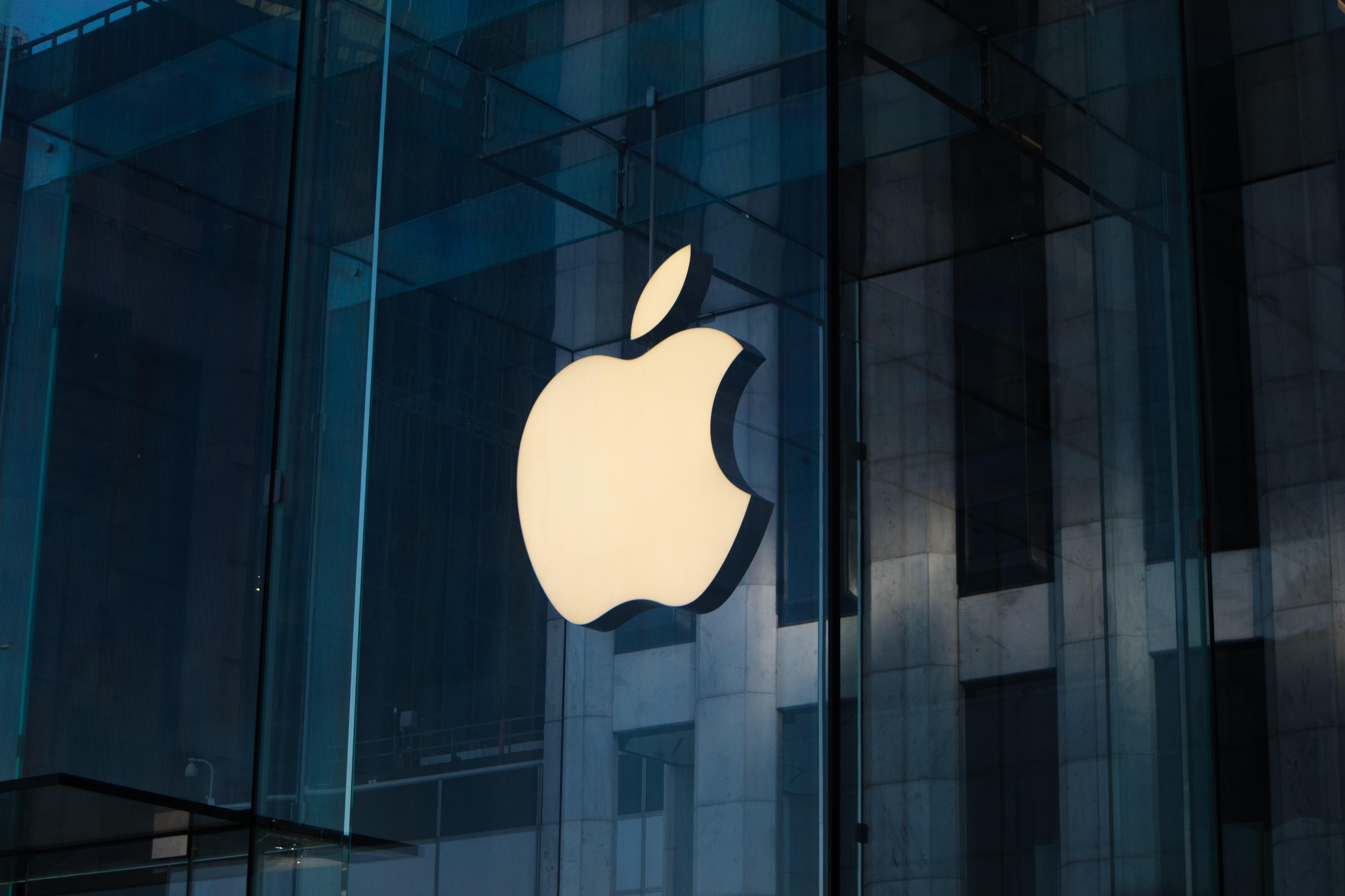 Apple планирует продавать новые iPhone 17 по более высокой цене, пишет The Wall Street Journal.