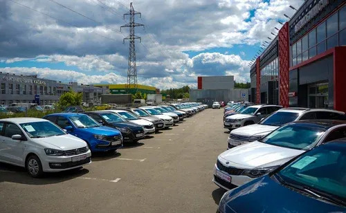 Машины дорожают каждую неделю: россияне сметают остатки до новых налогов