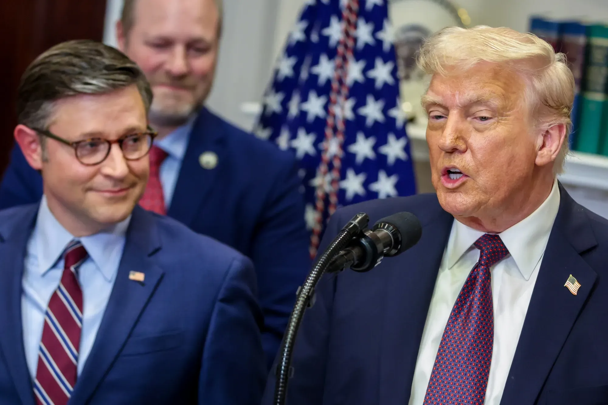 Спор вокруг тайн Эпштейна: спикер Конгресса идет против Трампа, требуя раскрыть документы