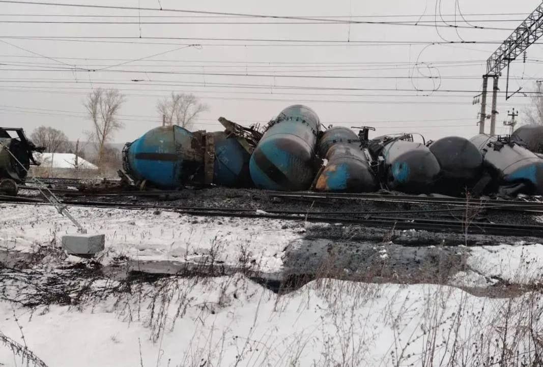 Под Пензой сошли с рельсов шест цистерн с мазутом, на ж/д начался коллапс