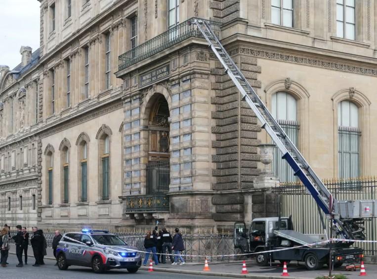 В Париже арестованы ещё двое по делу об ограблении Лувра