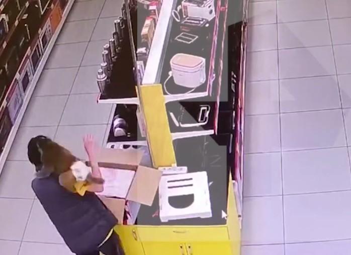 Обезьяна в подгузнике напала на сотрудника магазина в Красноярске
