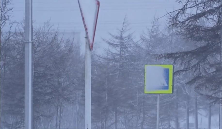 Метель снова парализовала Колыму: дороги закрыты, рейсы сдвигаются