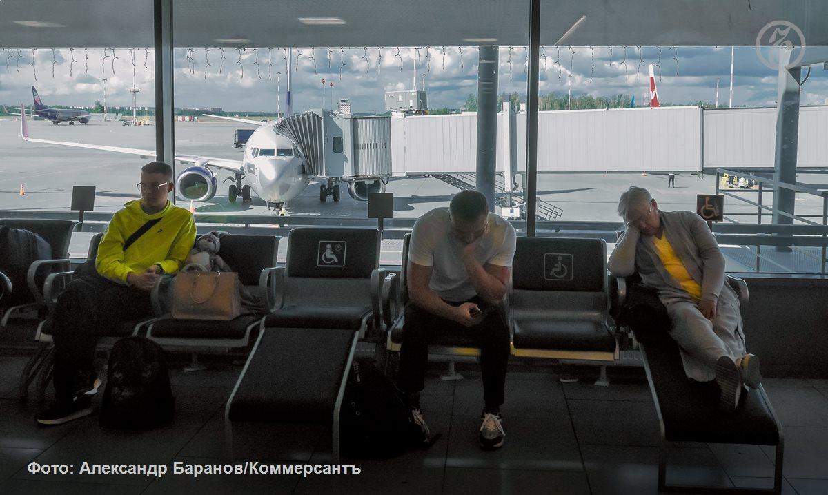 Из-за атак дронов в питерском Пулково начался очередной авиаколлапс