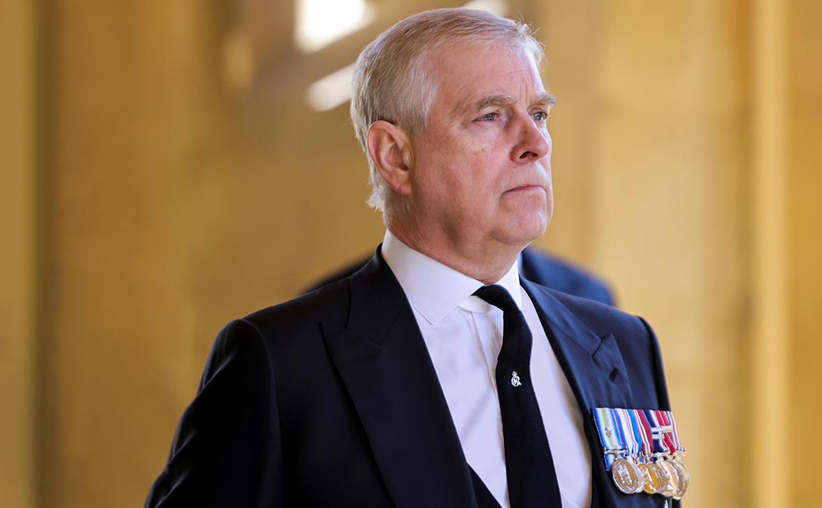 Король Карл III лишил брата титулов, но оставил в наследниках