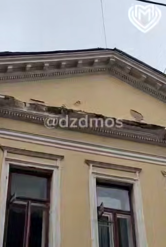 Фасад здания обрушился около станции метро «Китай-город» в Москве