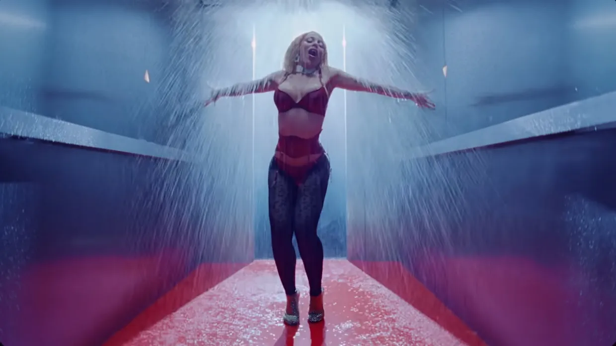 В красном белье и прозрачном платье: Doja Cat устроила сексуальное шоу в клипе