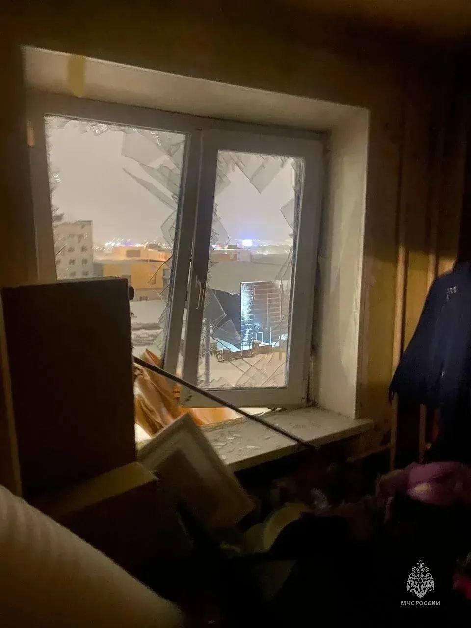 После взрыва баллонов в магаданской квартире начался пожар. Госпитализированы двое