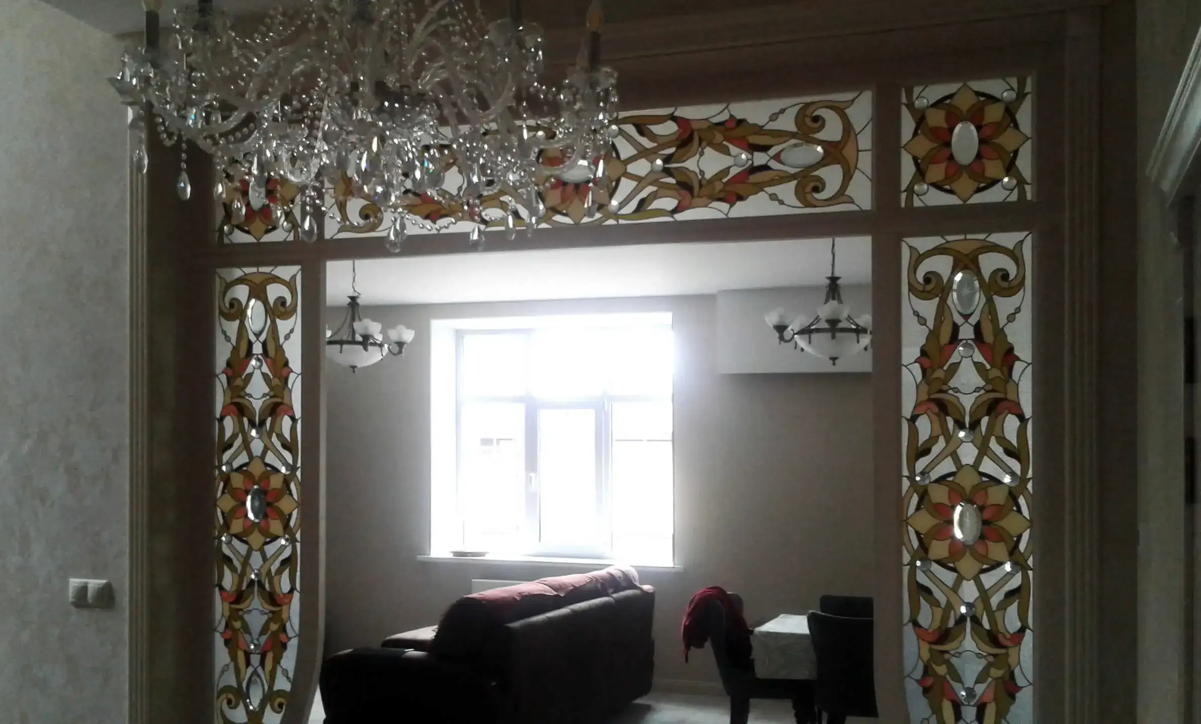 Витражный проём в стене