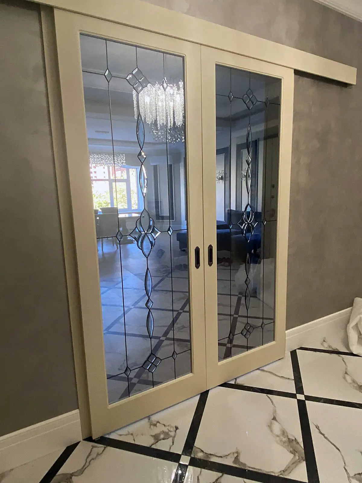 Раздвижные двери с витражами