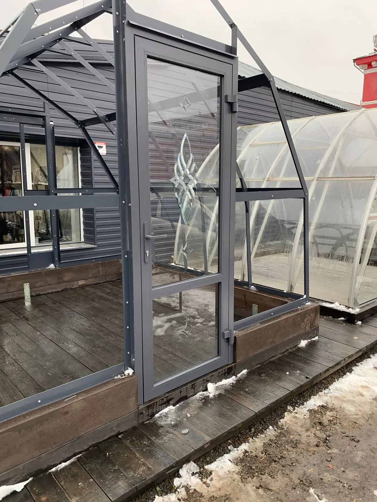 Дверь теплицы с декором