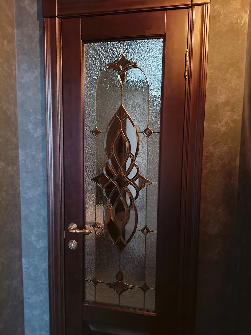 Витраж с бевелями на двери