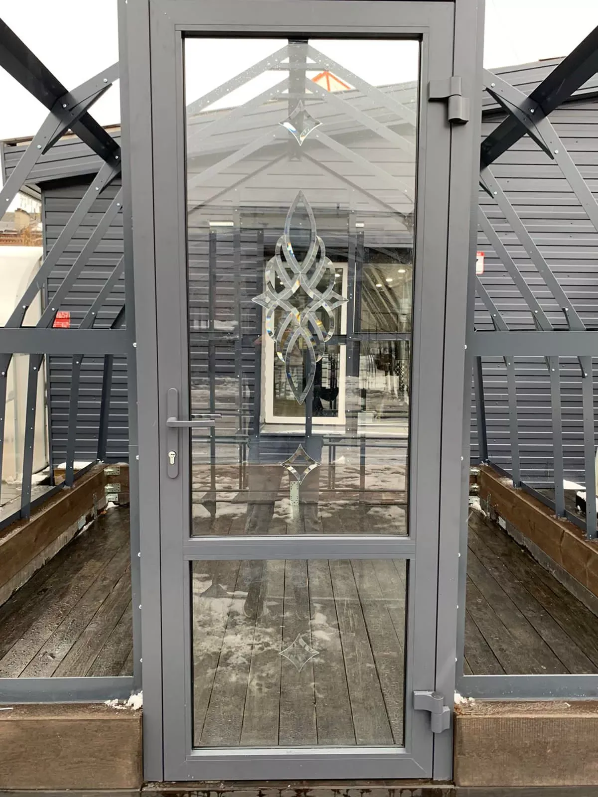 Дверь теплицы с украшением из стекла