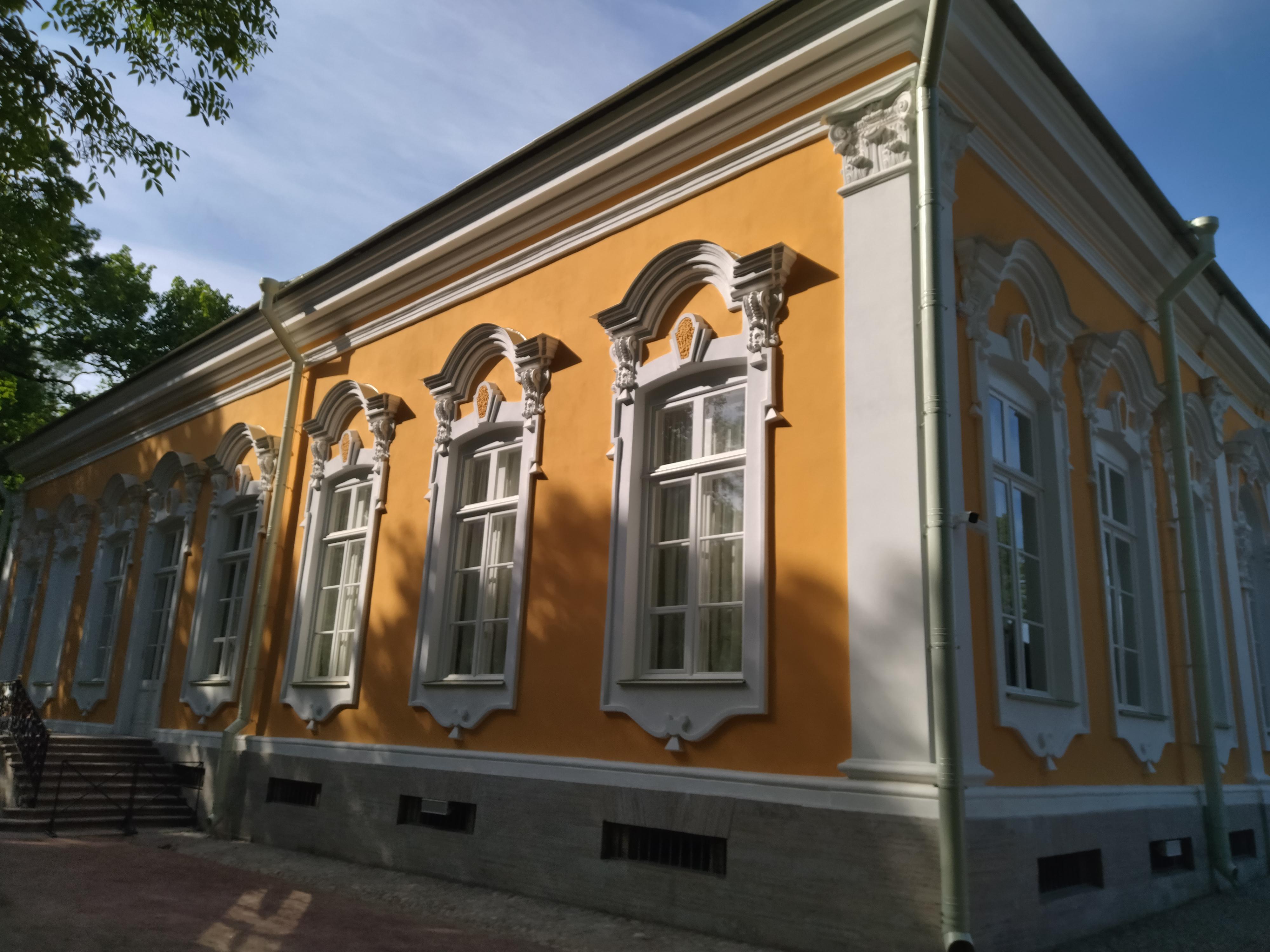 Екатерининский корпус в Петергофе