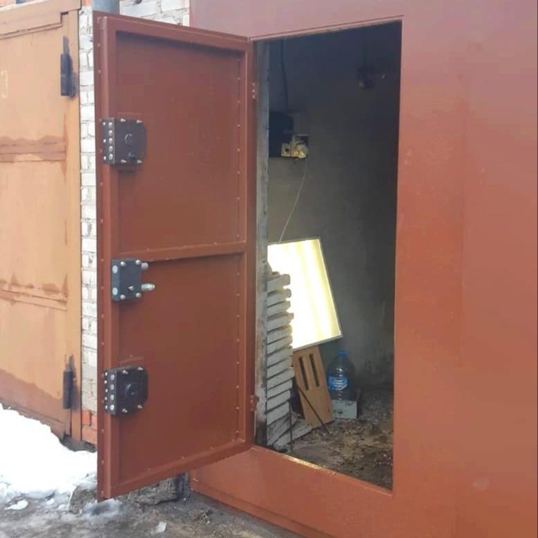 коричневые железные гаражные ворота title image alt