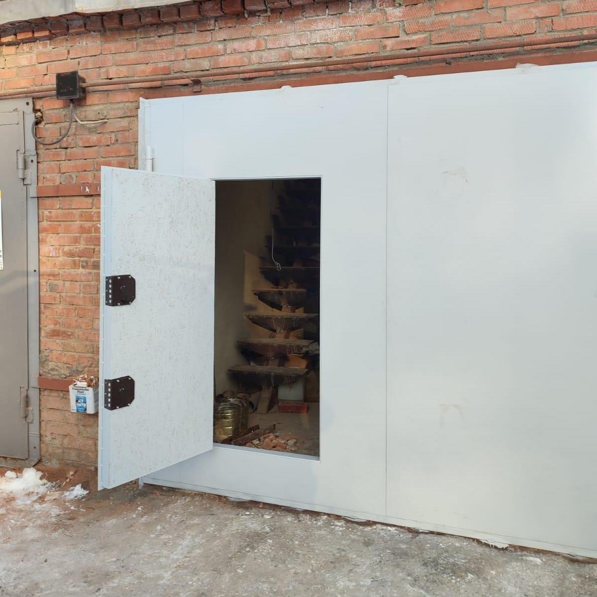 серые гаражные ворота с открытой калиткой title image alt