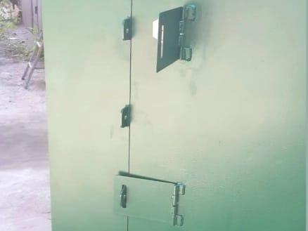 зеленые железные гаражные ворота title image alt