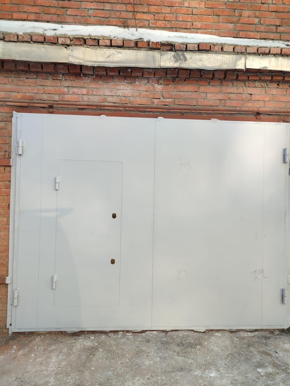 серые гаражные железные ворота закрытые title image alt