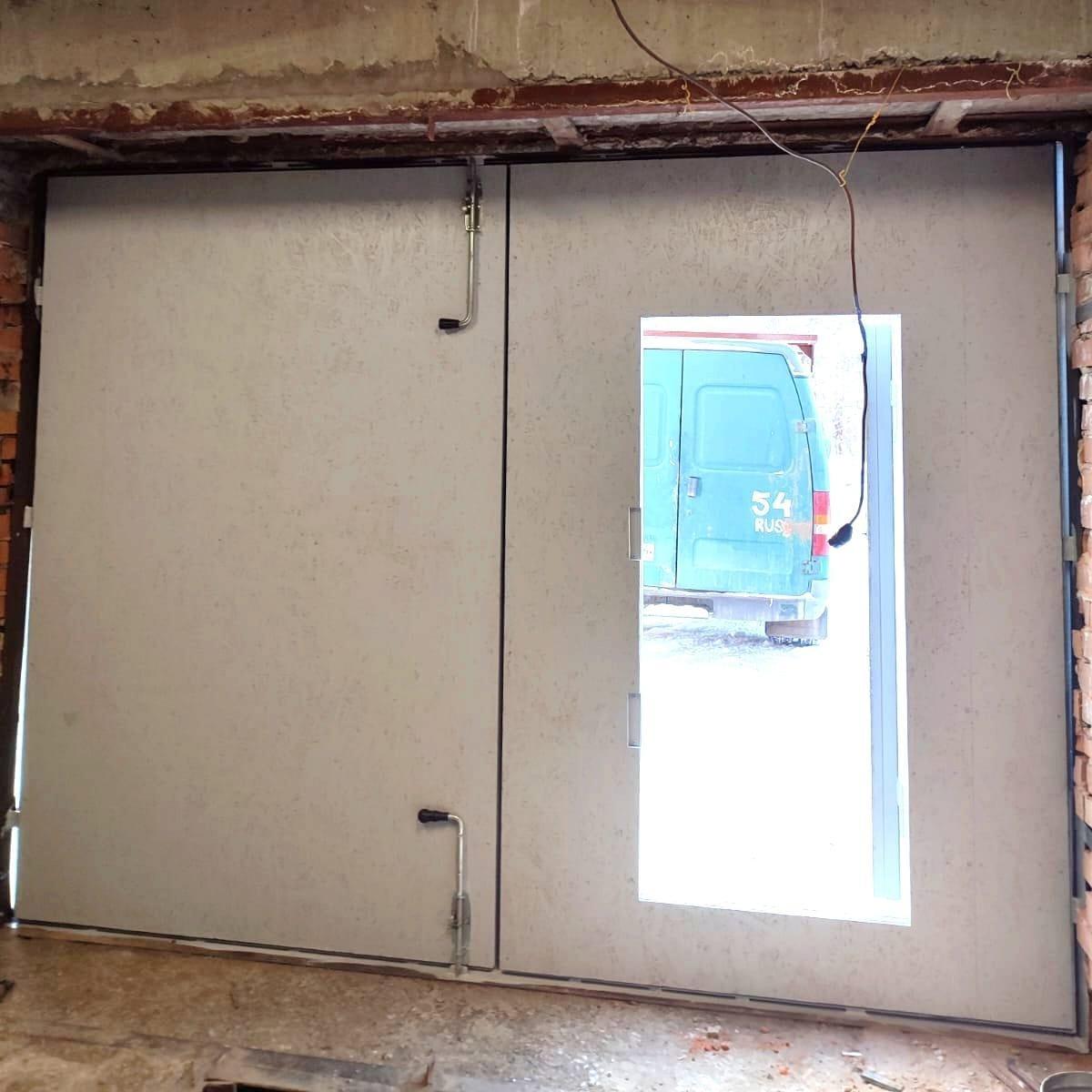 серые железные гаражные ворота с внутренней стороны с открытой калиткой title image alt