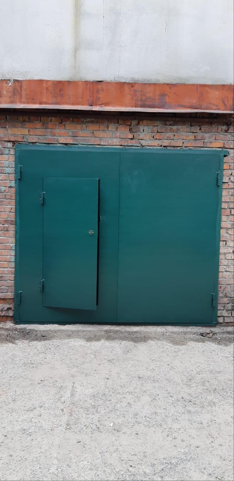 зеленые железные гаражные ворота title image alt