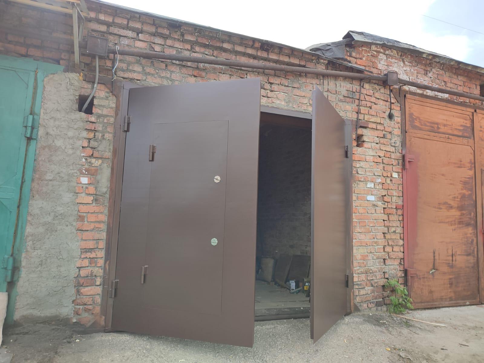 темнокоричневые железные гаражные ворота с открытыми створками title image alt