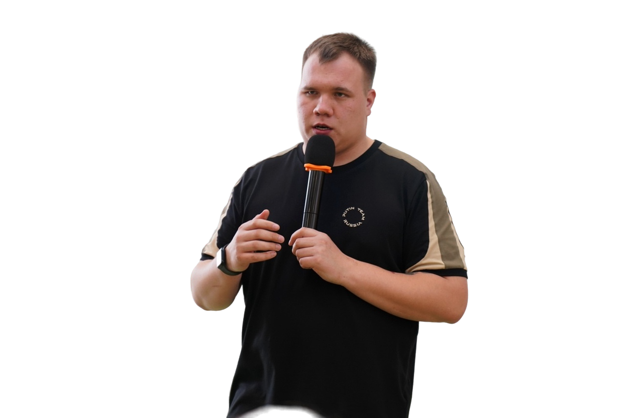 Даниил Баранов выступает с микрофоном