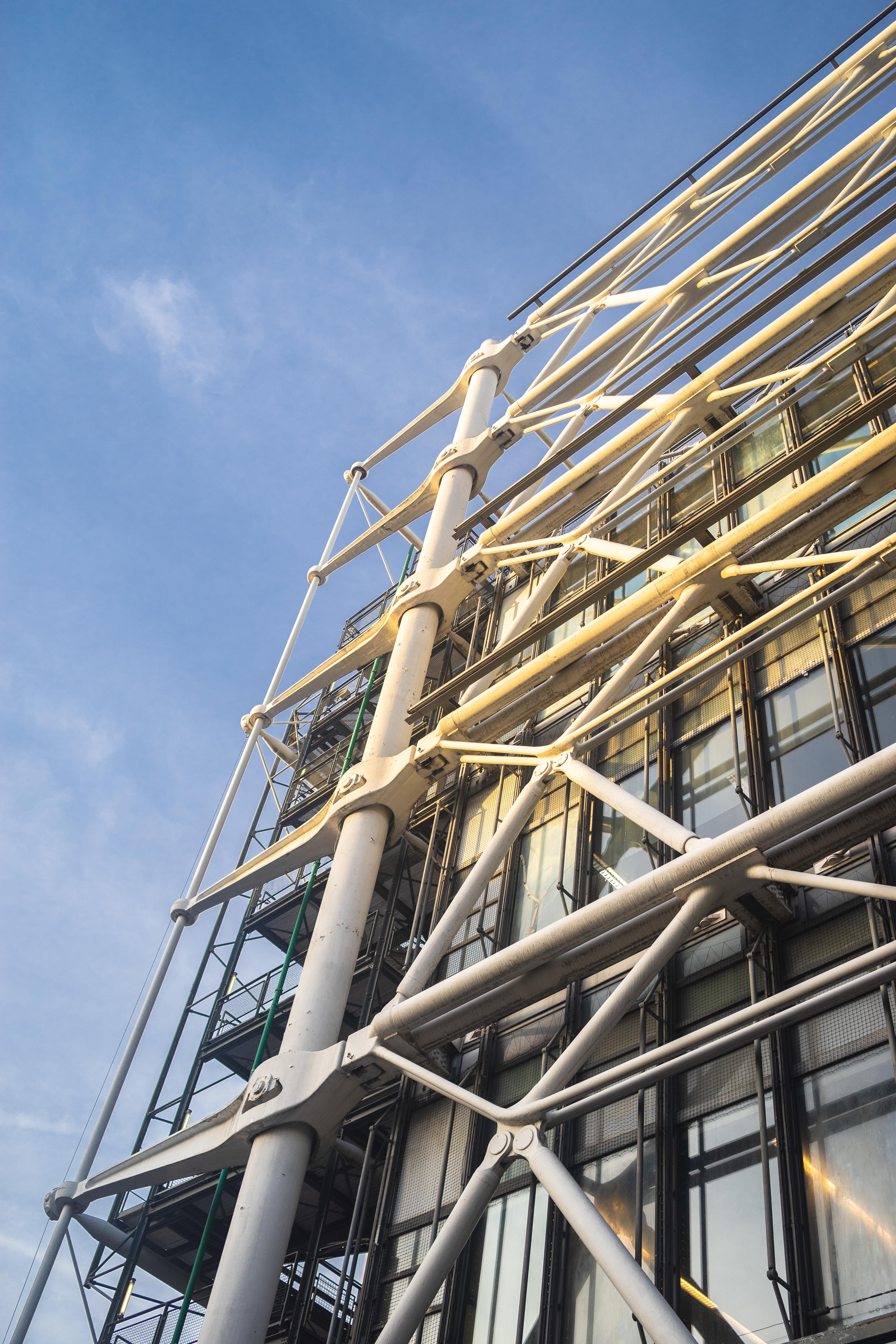 <a href="https://ru.freepik.com/free-photo/low-angle-view-modern-building-construction-blue-sky-sunlight_9927312.htm">Изображение от wirestock на Freepik</a>