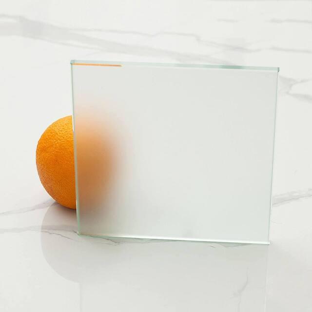 Матовое бесцветное стекло для перегородок — максимальная прозрачность с эффектом затемнения, идеально для лофтовых и хай-тек интерьеров