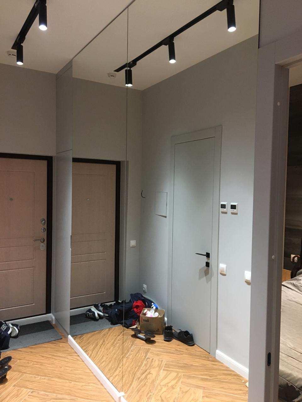 Стеклянная дверь в душевой комнате — стильное и функциональное решение, подходит для современных интерьеров с деревянными стенами