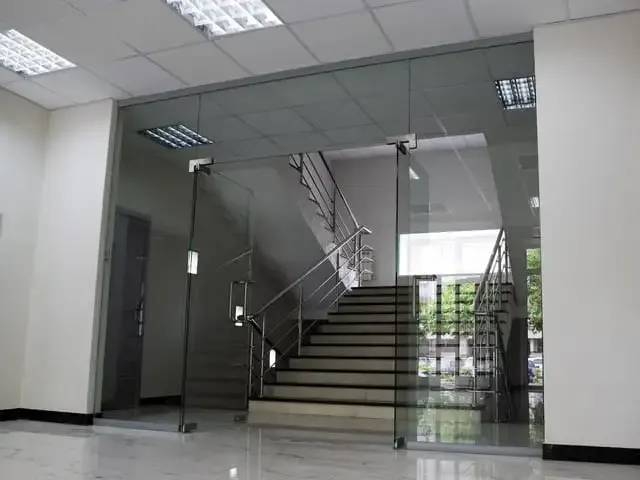 Входная группа — первое впечатление и современный дизайн Входная группа с стеклянными перегородками и дверями в лофтовом офисе Сочи