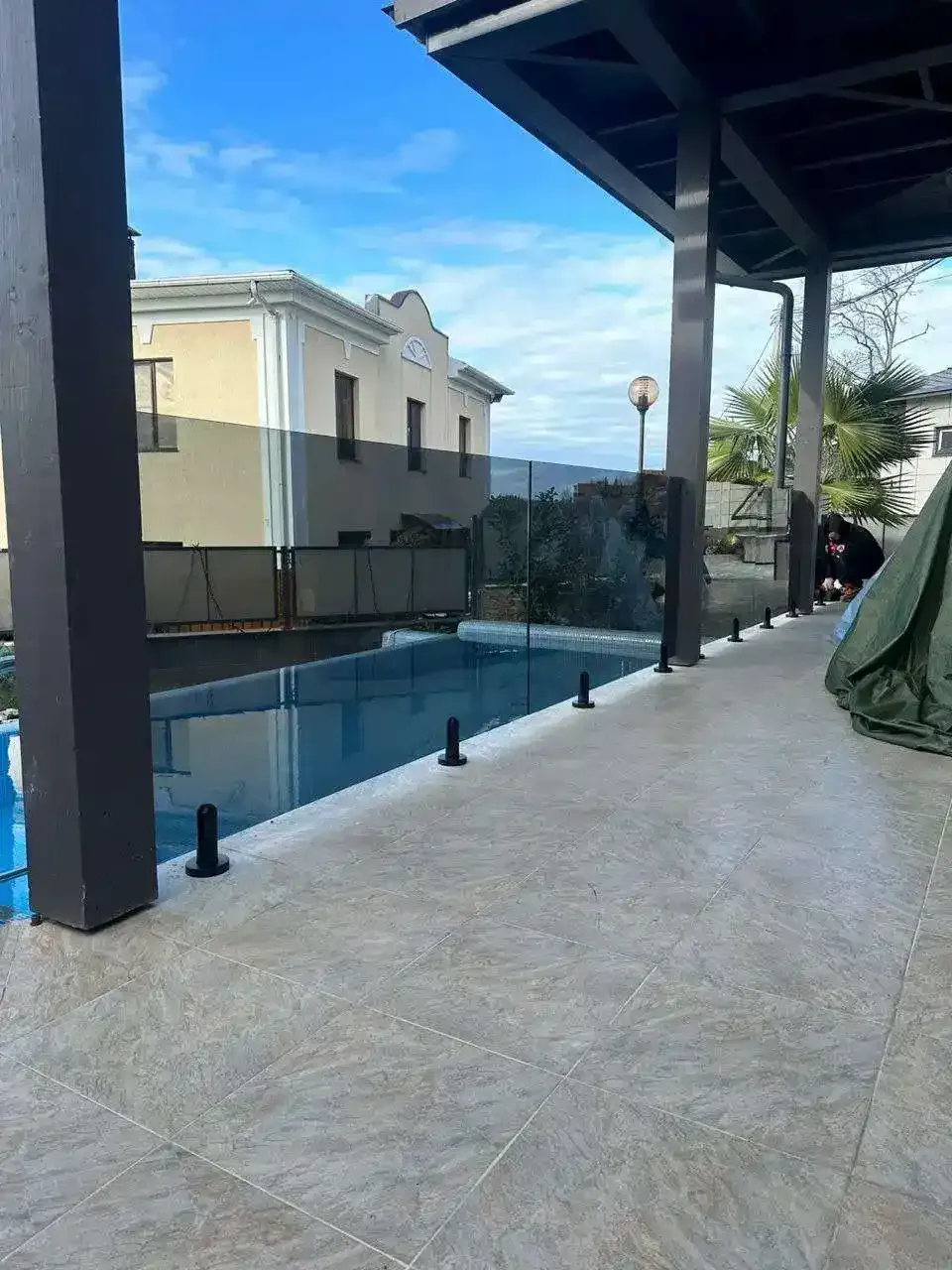 Стеклянное ограждение террасы из триплекса после монтажа в Сочи