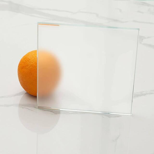 Матовое осветленное стекло для душевых кабин — мягкое рассеивание света, создает атмосферу уюта и подходит для современных интерьеров