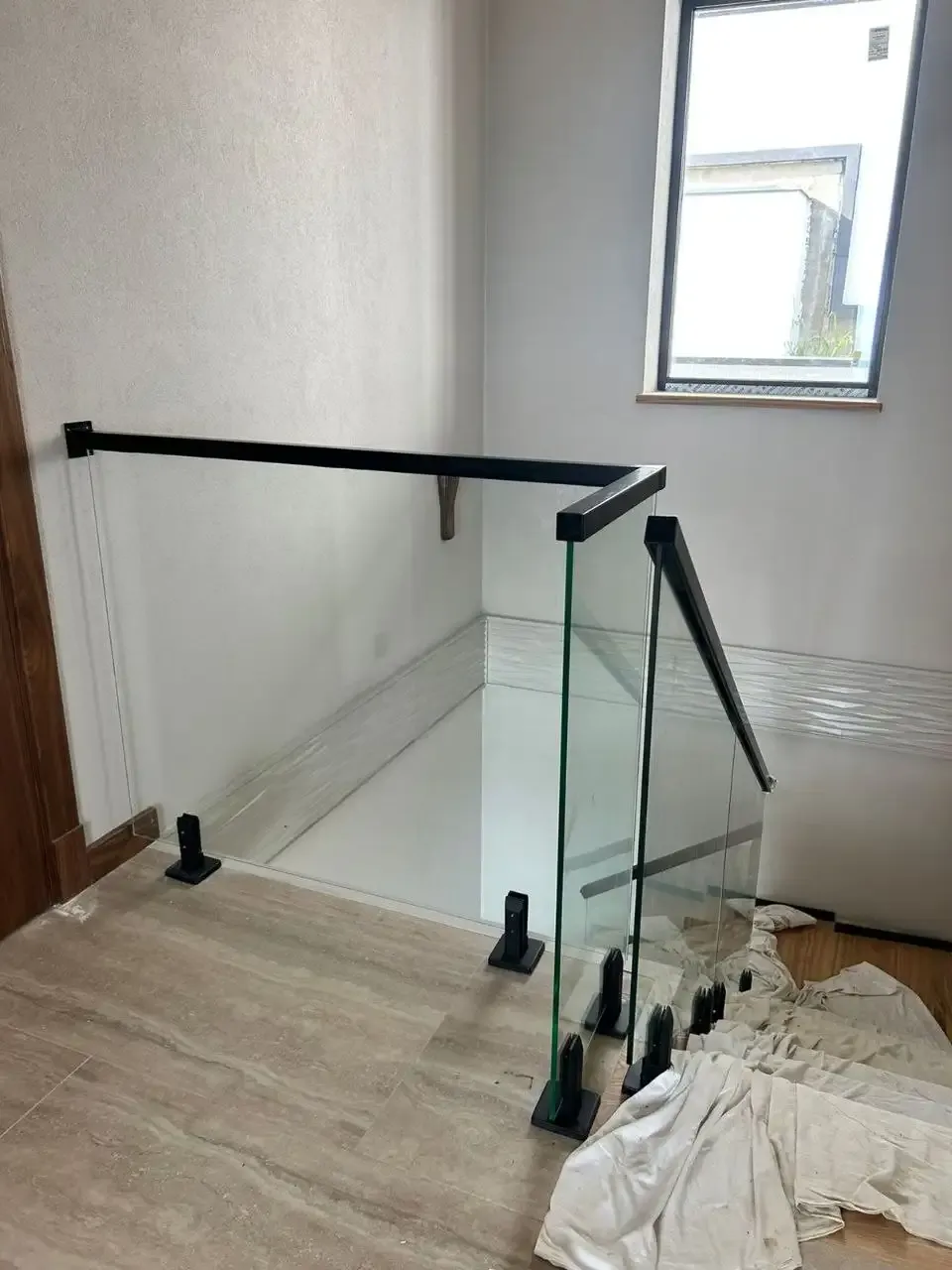 Закаленное стекло для перил — безопасность и стиль лестницы Перила из закаленного стекла для лестницы в элитном доме