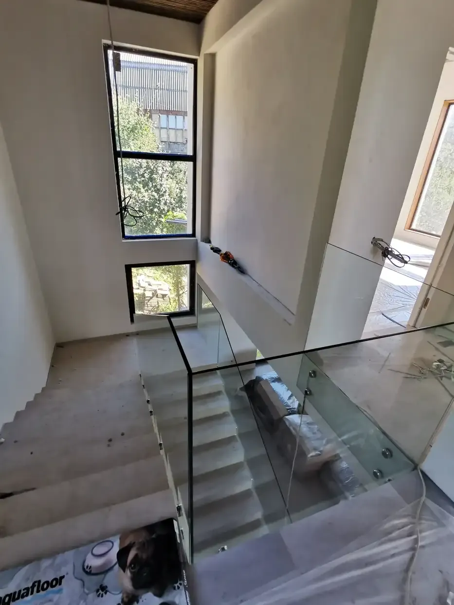 Ограждение из закаленного стекла — надежная защита лестницы Ограждение из закаленного стекла для лестницы в современном интерьере