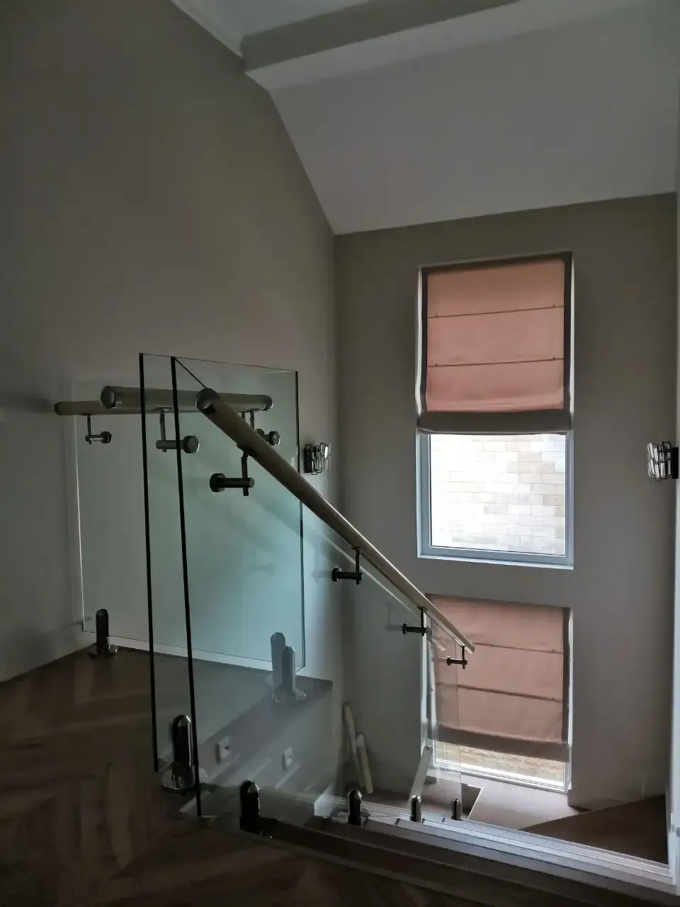 Ограждение лестницы — безопасно, прозрачно, под ключ Стеклянное ограждение лестницы из закалённого стекла в частном доме в Сочи