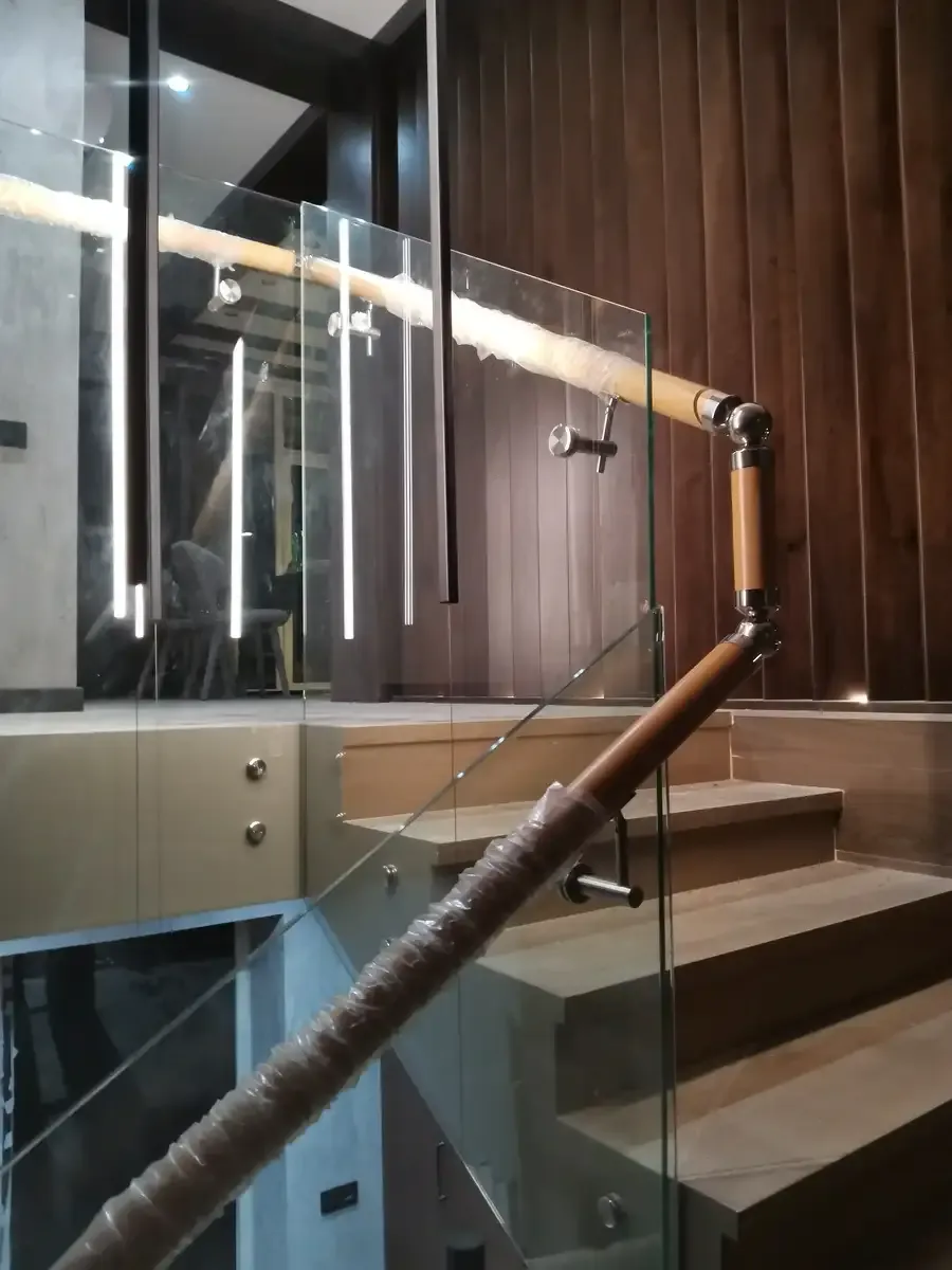 Стеклянные перила с поручнем — сочетание прозрачности и надежности Стеклянные перила с поручнем для лестницы в частном доме