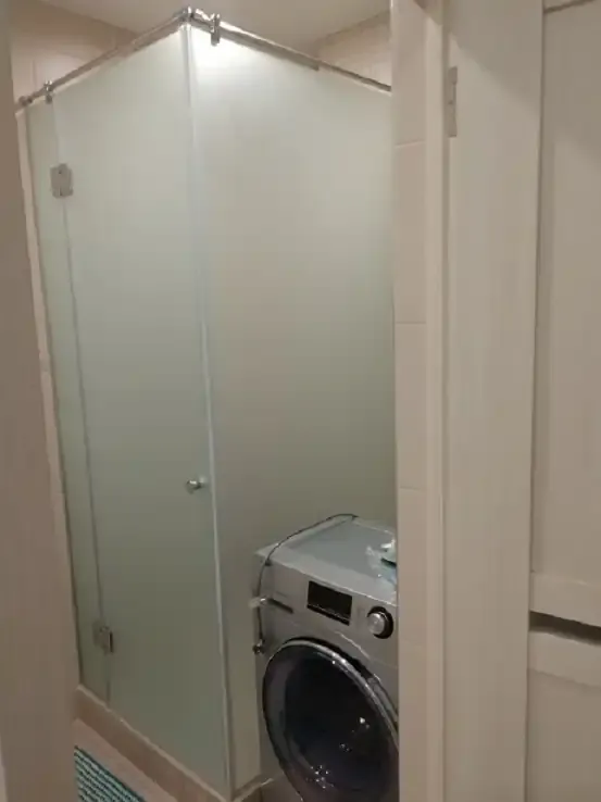 Душевая кабина с матовым стеклом — мягкое рассеивание света, создает атмосферу уюта и подходит для современных интерьеров