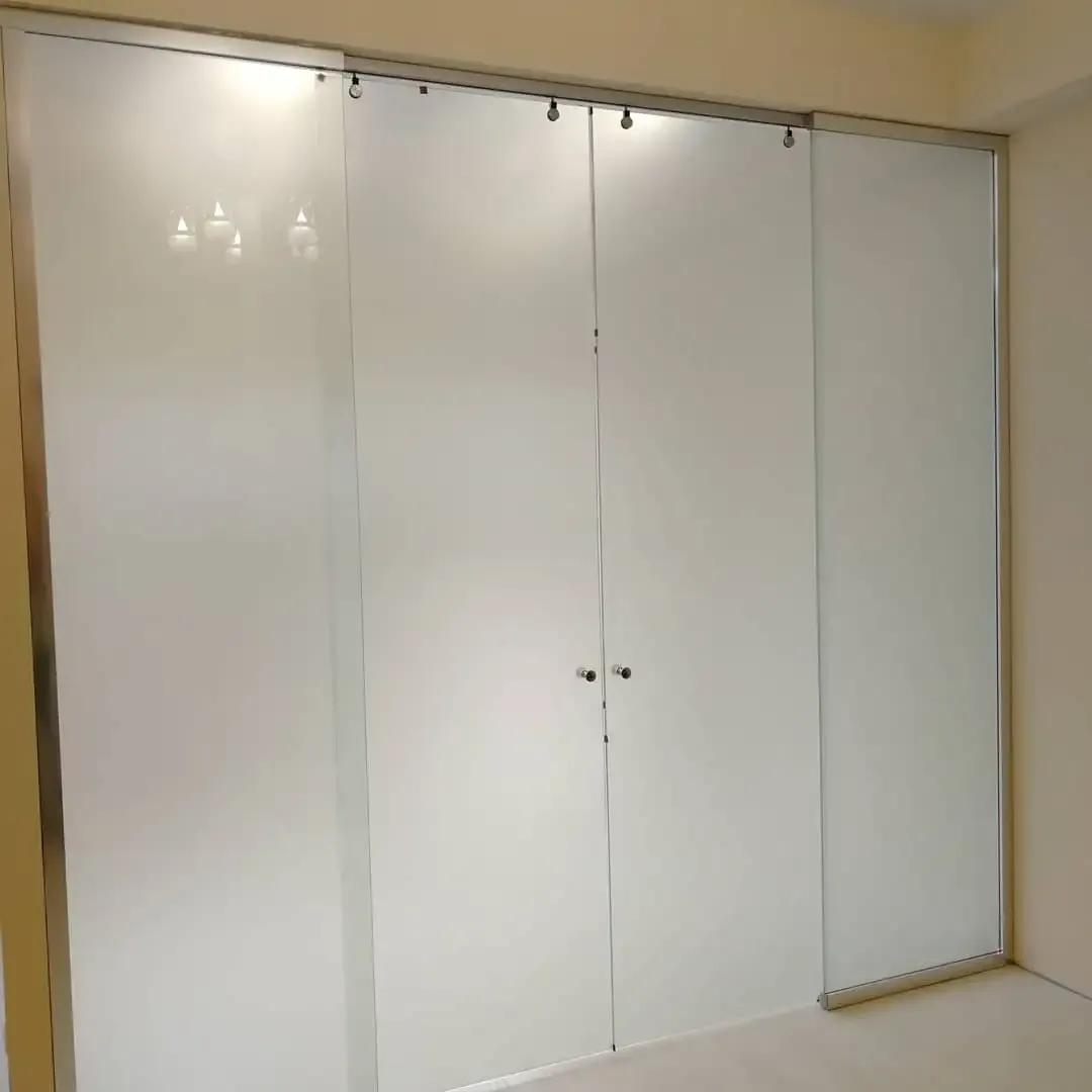 Угловая душевая кабина — экономия места без потери комфорта. Идеально для квартир с ограниченным пространством Угловая душевая кабина — компактное и функциональное решение для маленьких ванных комнат, экономит место и обеспечивает удобство