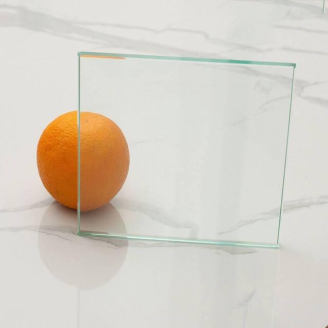 Бесцветное стекло для душевых перегородок — максимальная прозрачность и естественность, идеально для минималистичных и лофтовых интерьеров