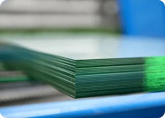 Склад готового стекла — аккуратно упакованные пачки высококачественного стекла, готовые к отправке на объект