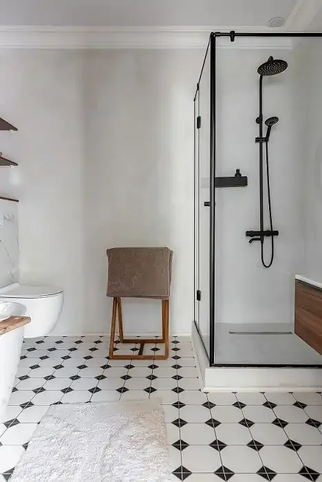 Угловая стеклянная душевая кабина с распашными дверями — максимальный комфорт и свободное пространство в малогабаритной ванной комнате