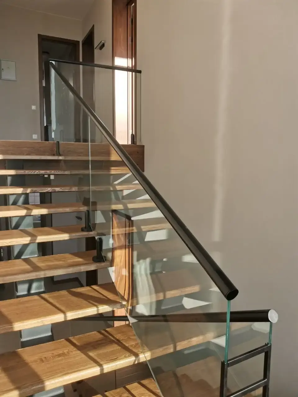 Стеклянное ограждение лестницы — современный минималистичный дизайн Ограждение для лестницы из прозрачного стекла в интерьере