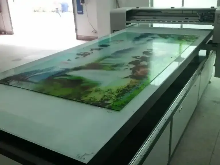 Процесс фотопечати на стеклянном фартуке (скинали) в Сочи