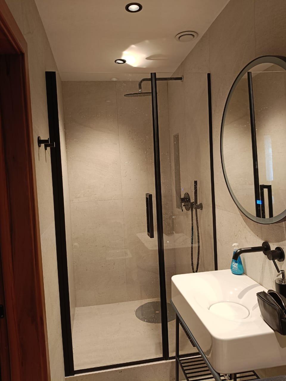 Угловая душевая кабина — экономия места без потери комфорта. Идеально для квартир с ограниченным пространством Угловая душевая кабина — компактное и функциональное решение для маленьких ванных комнат, экономит место и обеспечивает удобство